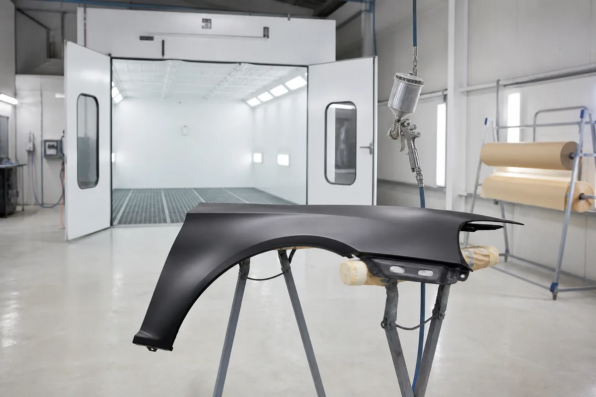Éventail de nuancier de peinture automobile déployé, teintes carrosserie alignées sur leurs lames
